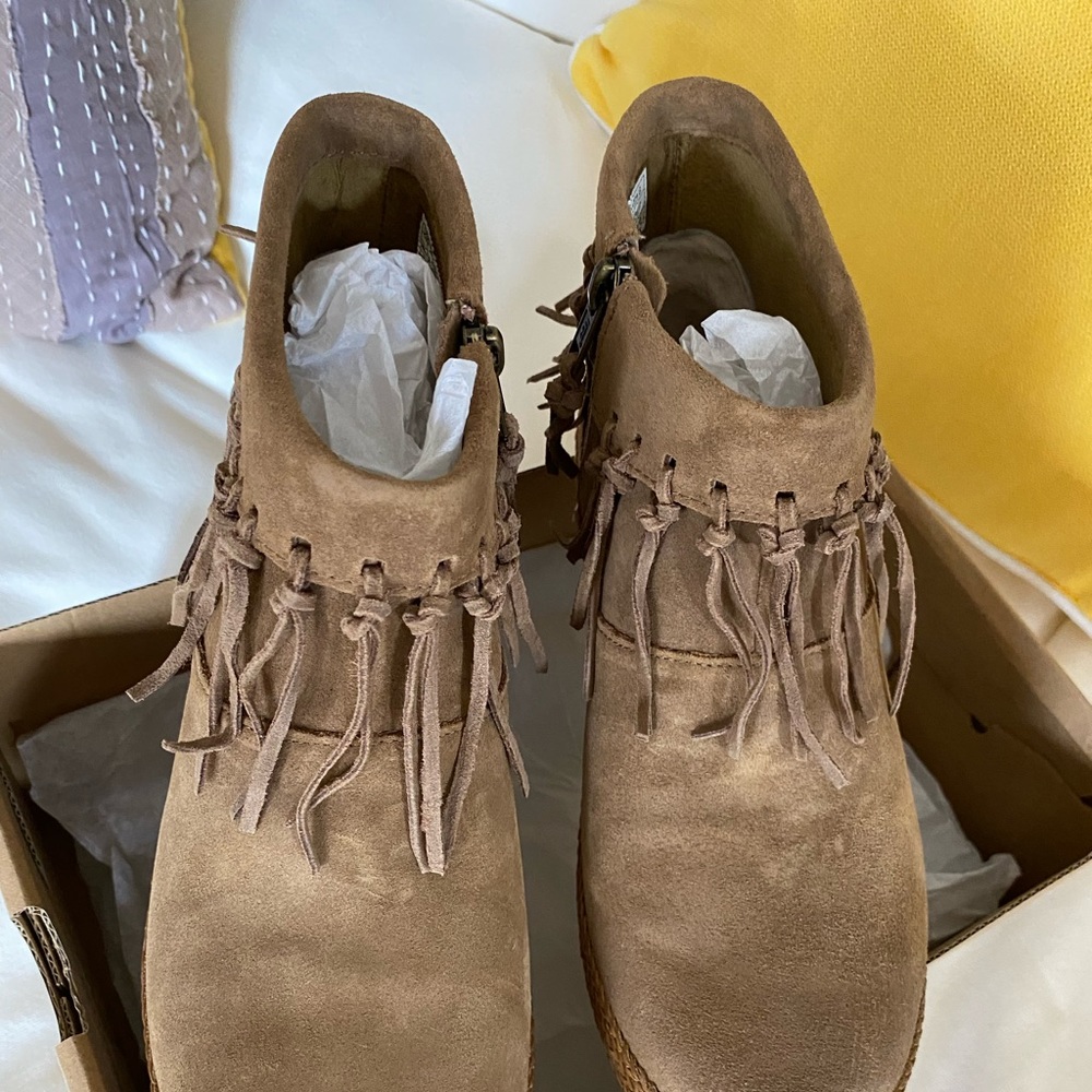 FLASH SALE!!! UGG Shenandoah Moccasins, New never worn, Size 7.